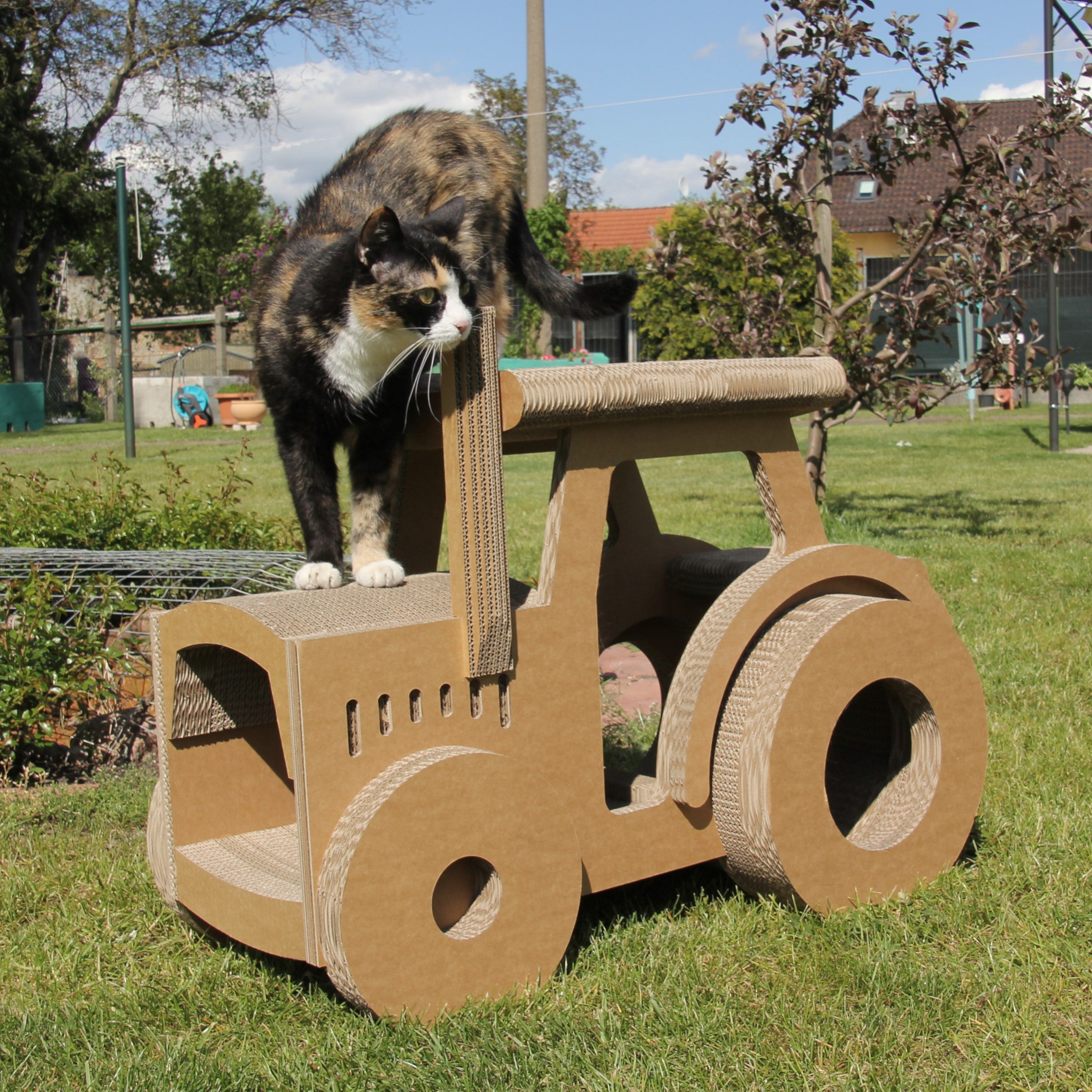 Katzentraktor mit Schornstein - Kratzmöbel mit integrierter Spielmöglichkeit