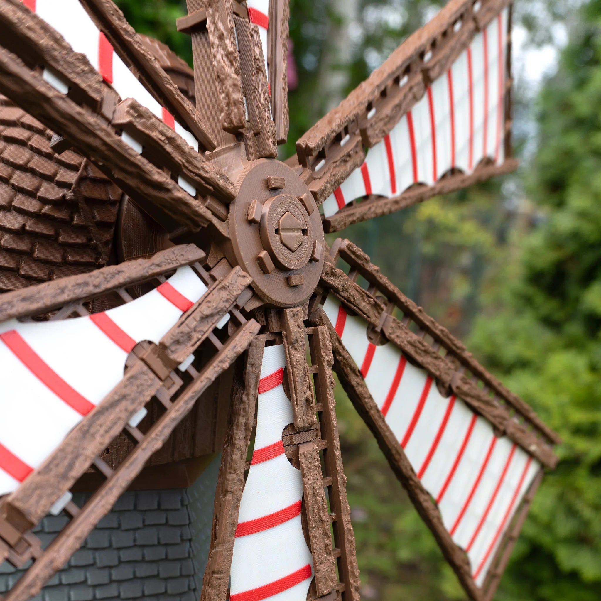 Detailansicht des 3D-Druckmodells Jutland Mill mit braunem Zahnrad und rot-weiß gestreiftem Mühlensegel