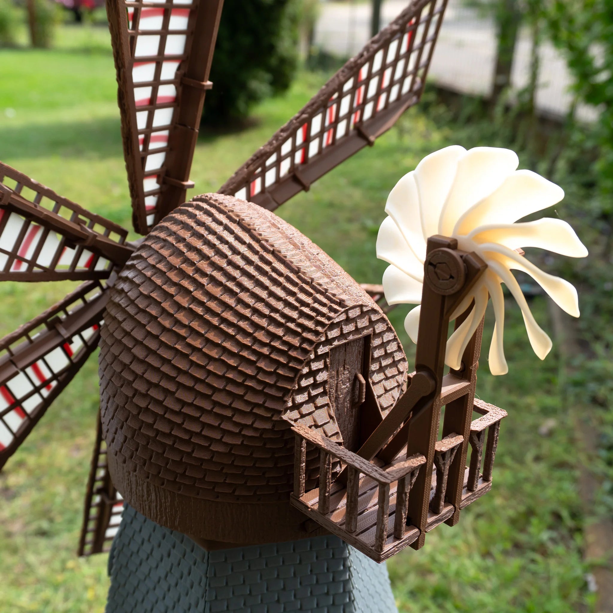 Jutland Mill Colding 3D-Druckmodell mit weißer Blume, detailliertes Miniaturmodell einer Windmühle