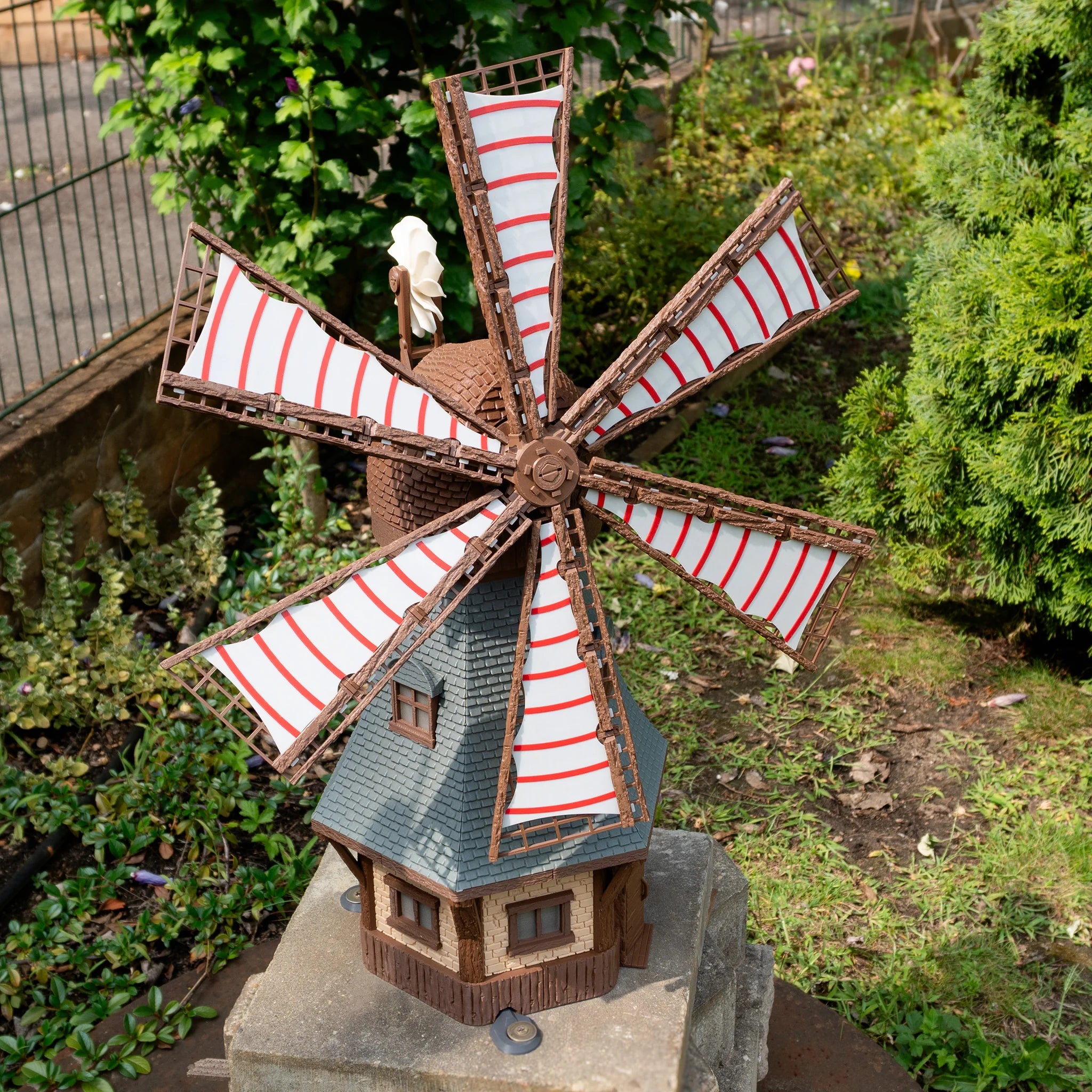Jutland Mill Colding 3D-Druckmodell mit roten Flügeln in Gartensetting