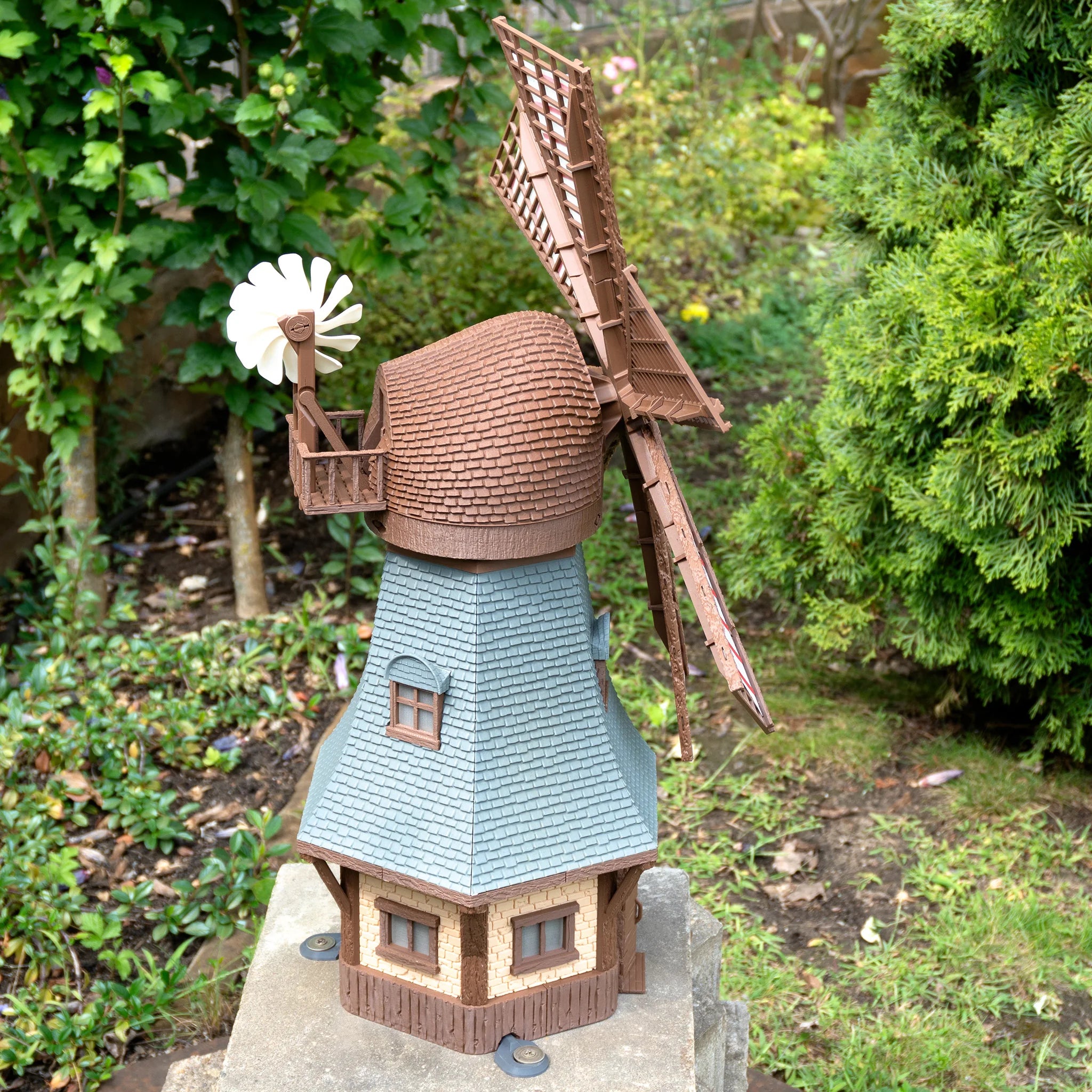 Jutland Mill Colding 3D-Druck Modellbausatz - bemalte Windmühle mit blauem Dach im Garten