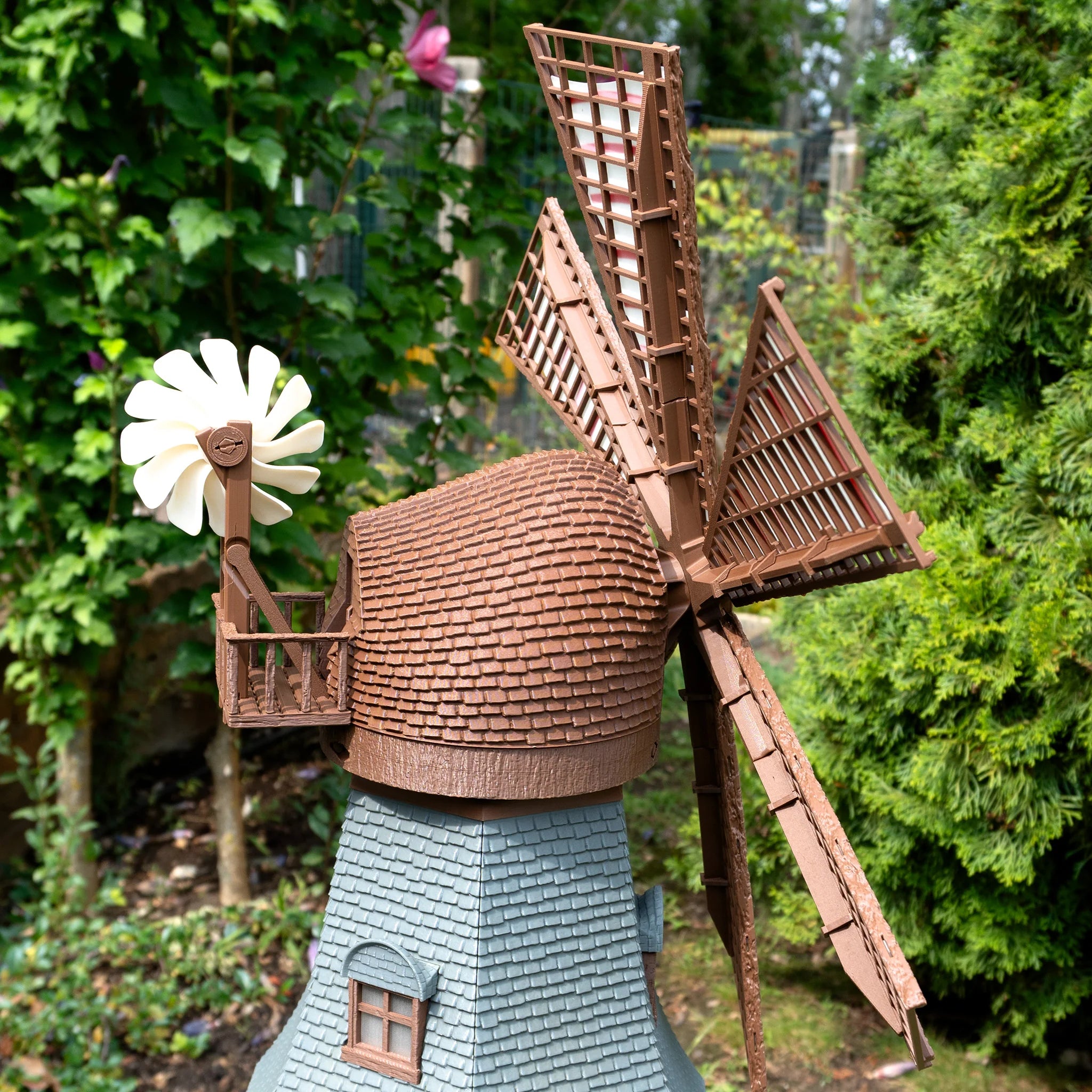 Jutland Mill Colding 3D-Druckmodell - detaillierte Windmühle mit weißer Blume in Garten