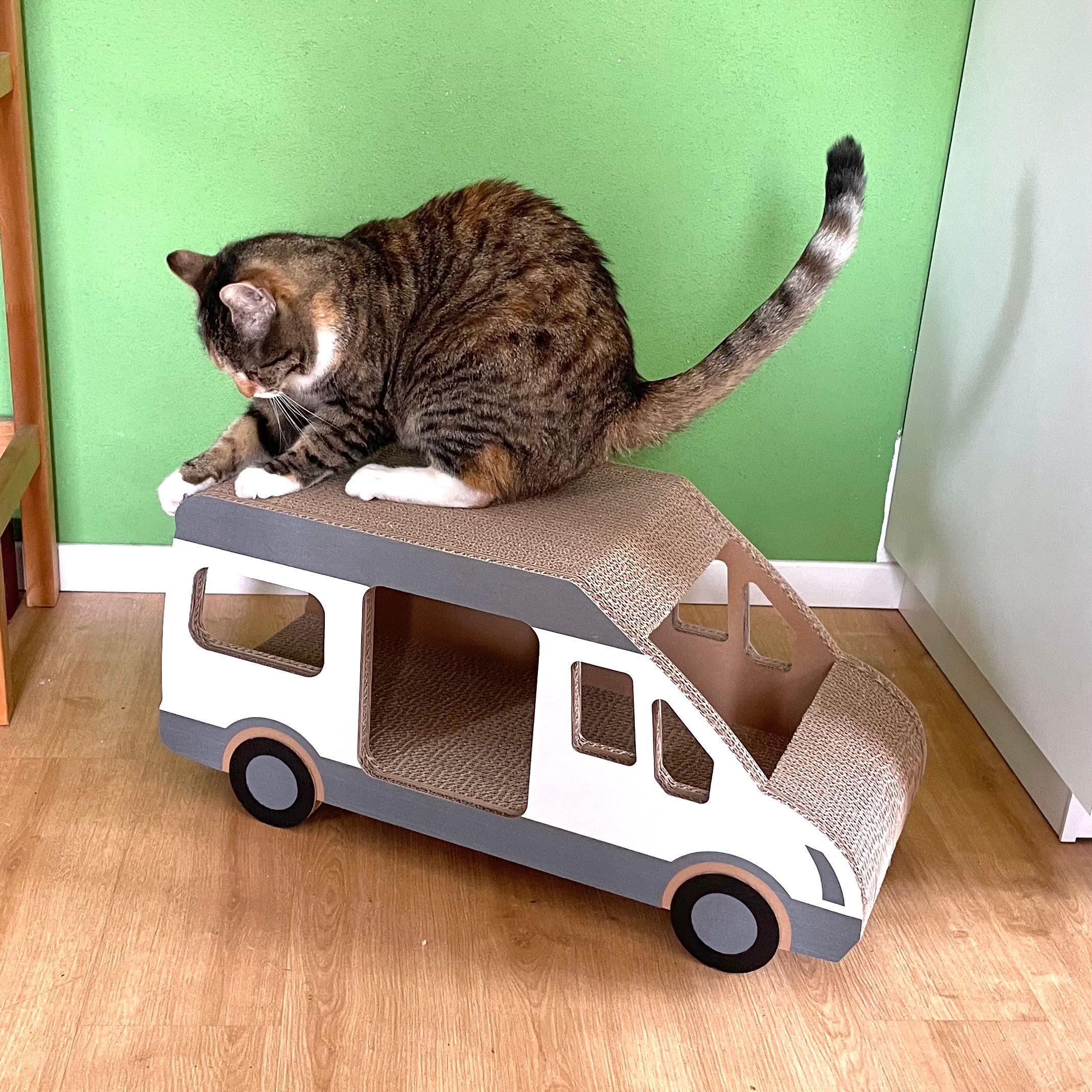 Katzencamper aus Wellpappe in grau-weiß - Camper-Van Design für Katzen