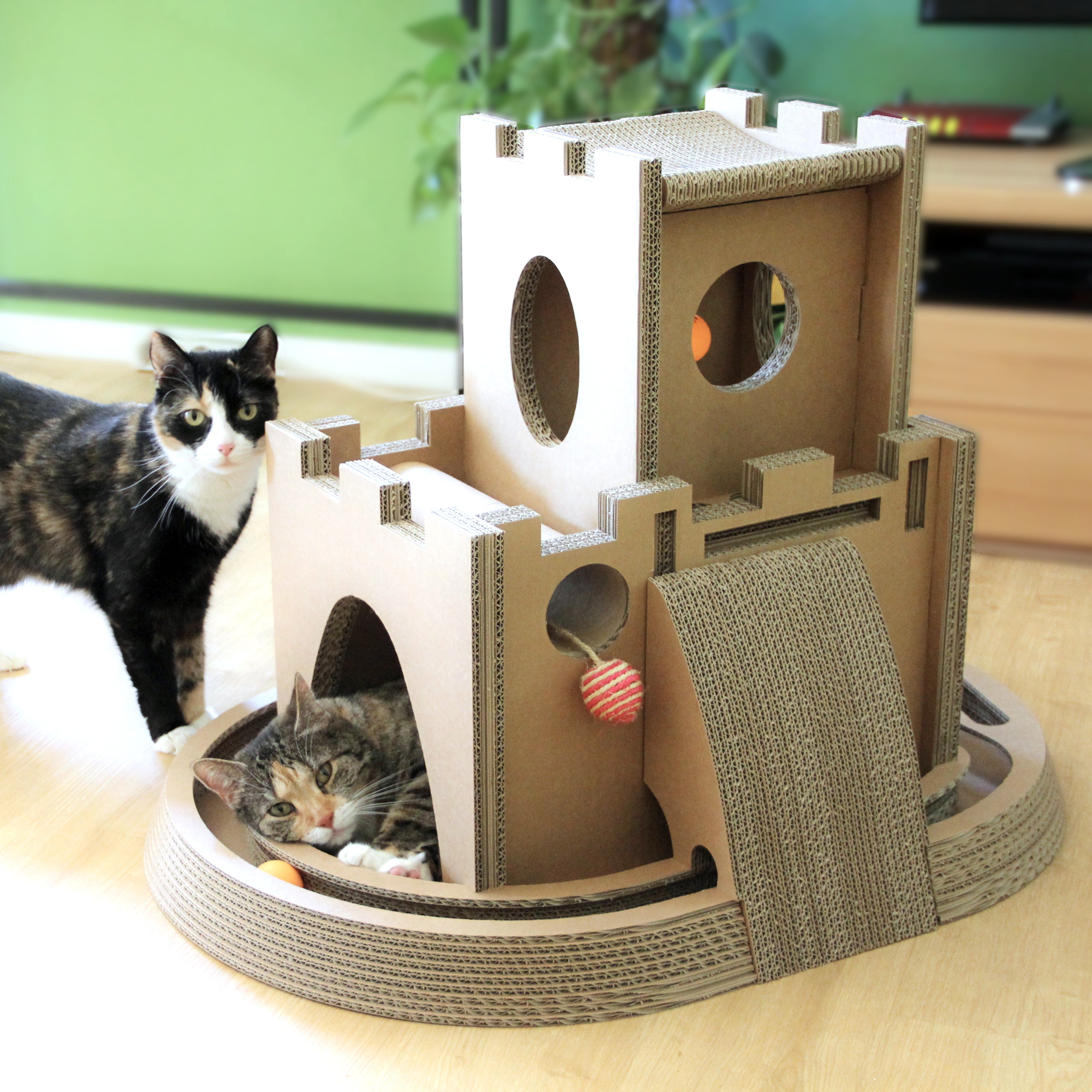 Katzenburg aus Wellpappe mit Katzen Mia und Milka - Kratzmöbel mit Spielbällen
