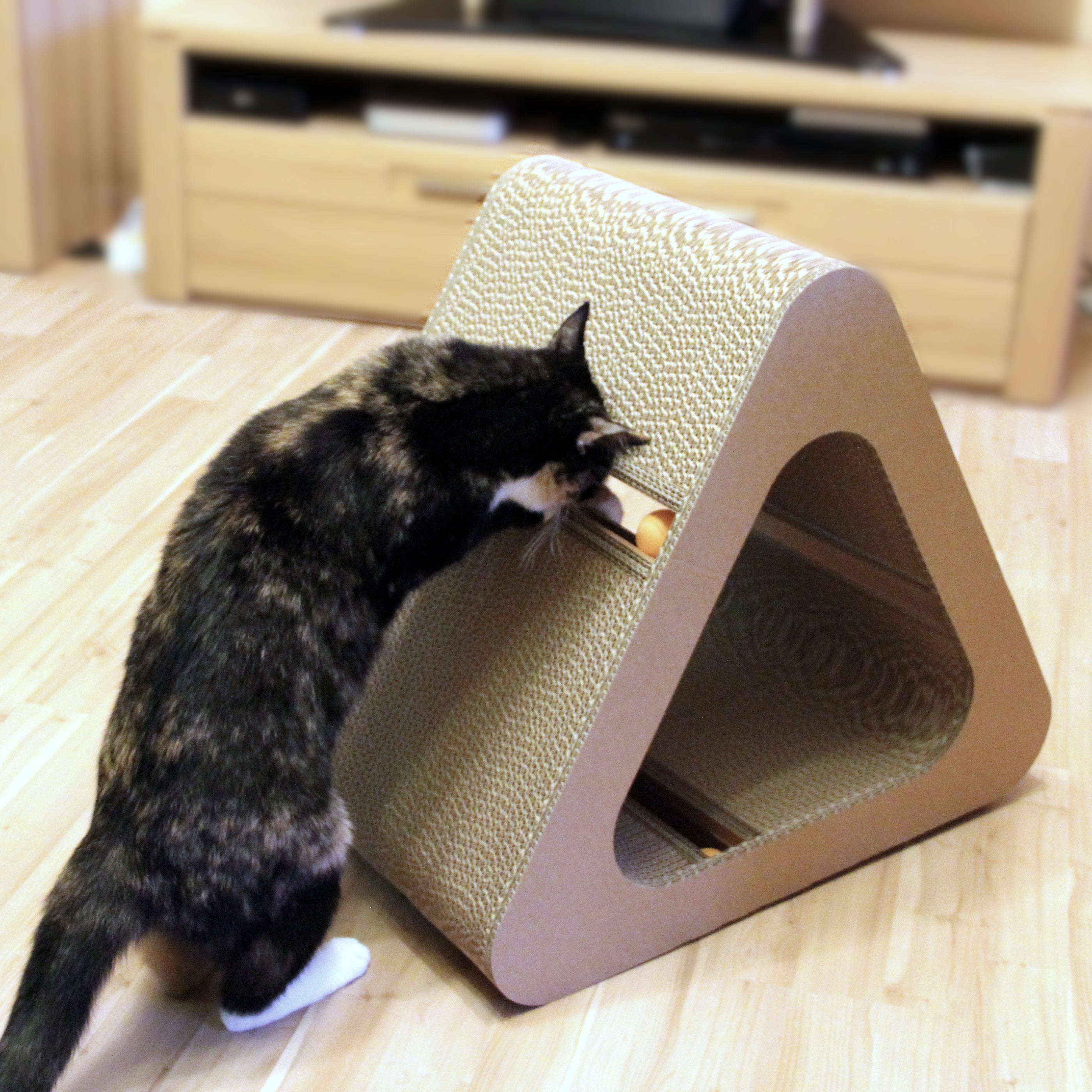 Katzendreieck in braun mit Katze Milka - nachhaltiges Kratzmöbel