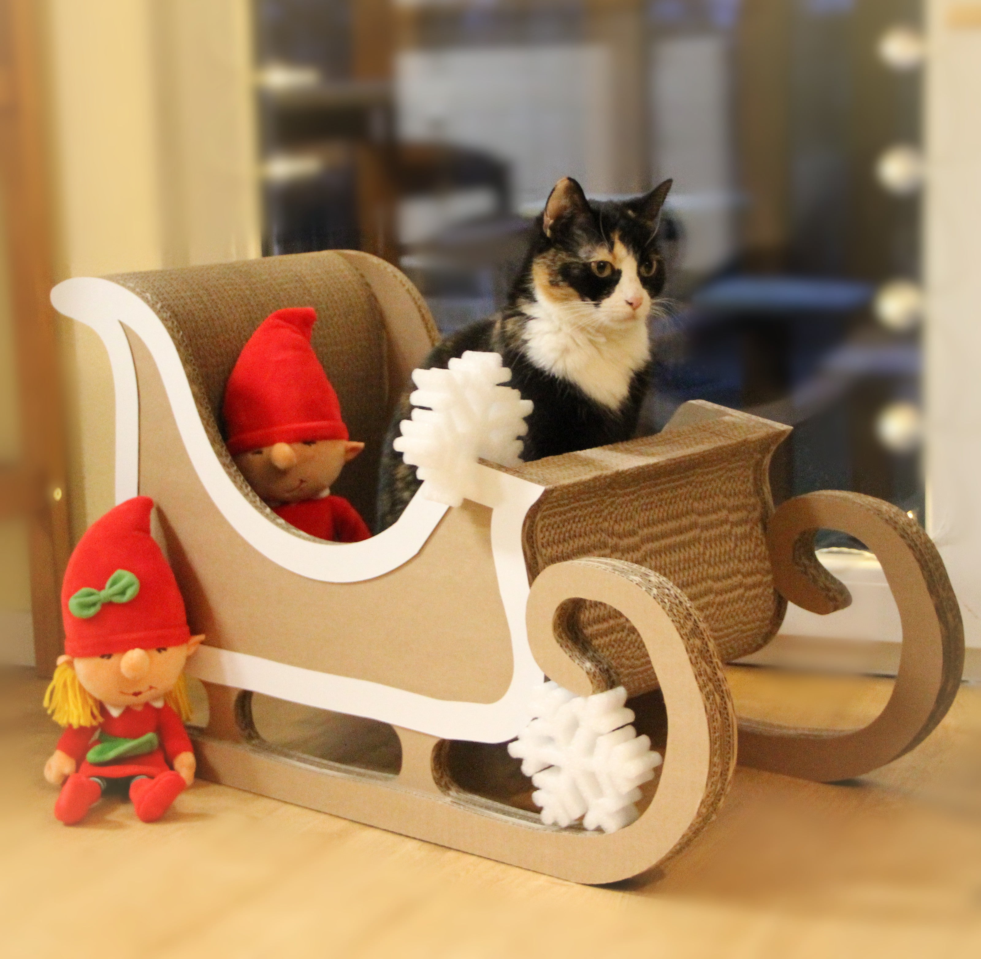 Katzenschlitten Größe M mit Katze Milka - Wellpappe Kratzmöbel