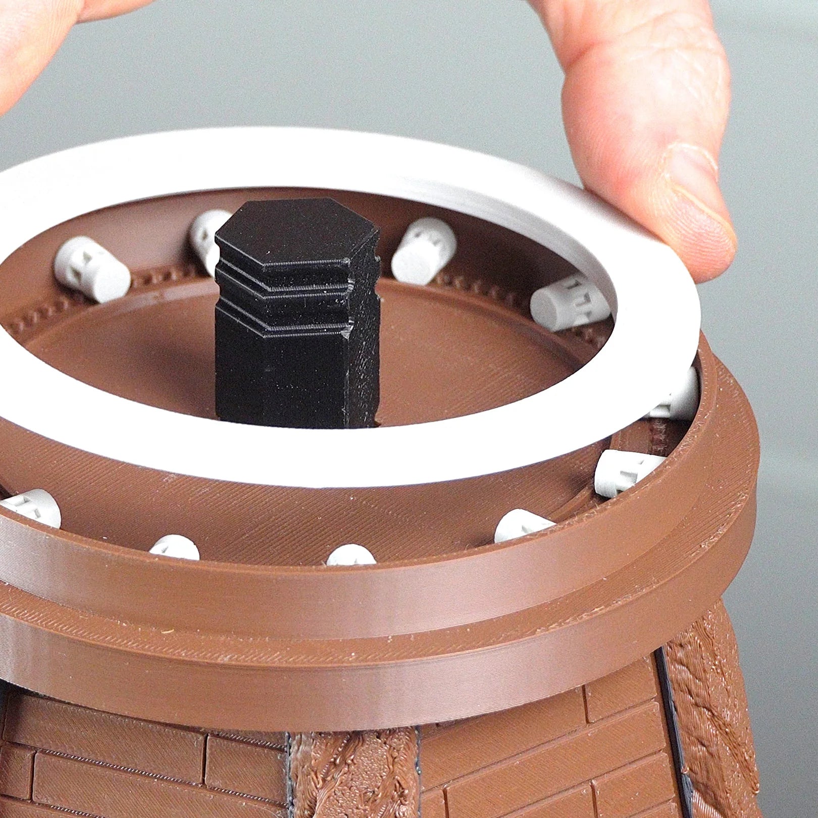 3D-Druckmodell Jutland Mill Aarhus - Zusammenbau mit weißem Ring und schwarzer Mittelachse