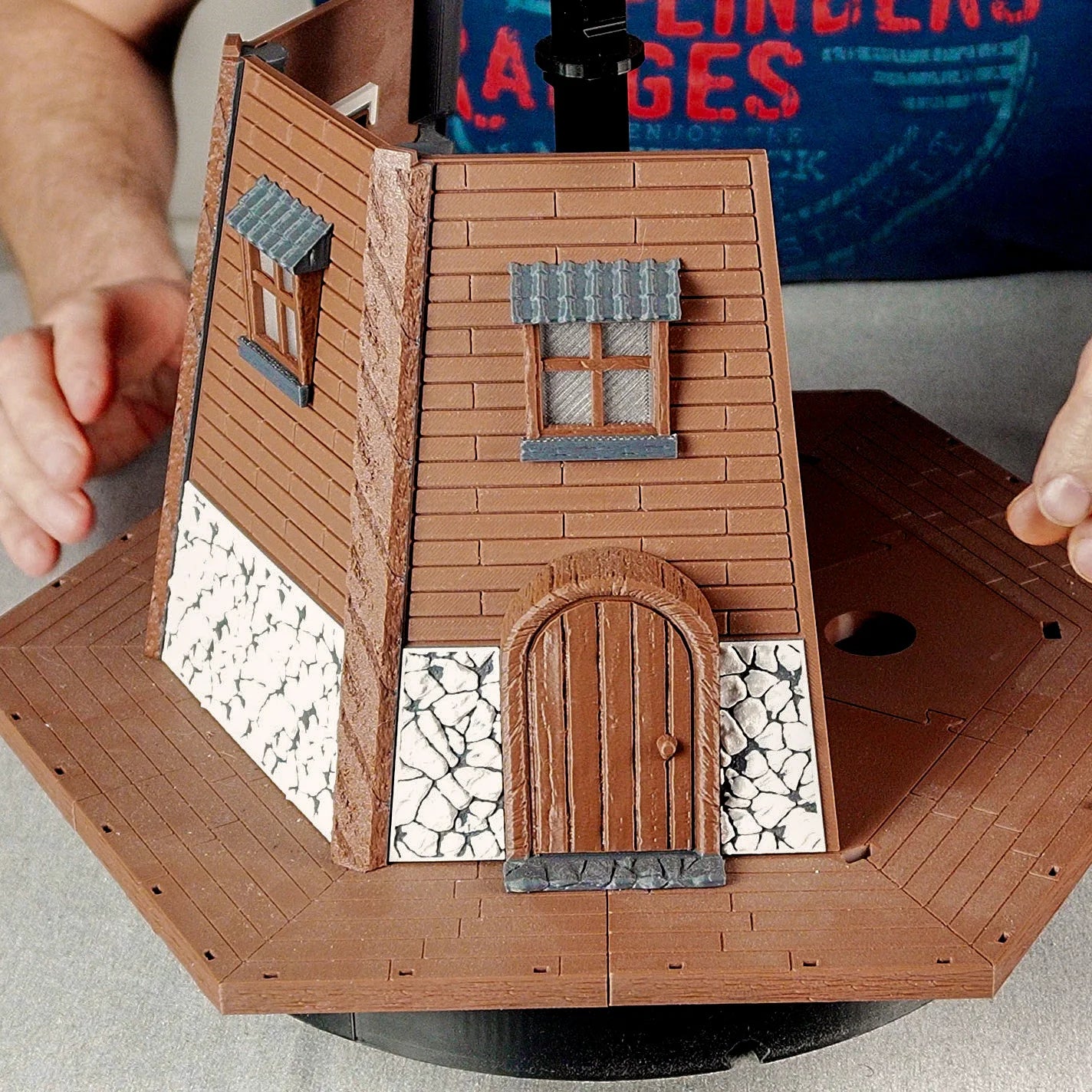 Jutland Mill Aarhus 3D-Druck-Modellbausatz mit Holzfassade, Fenster und Steinsockel