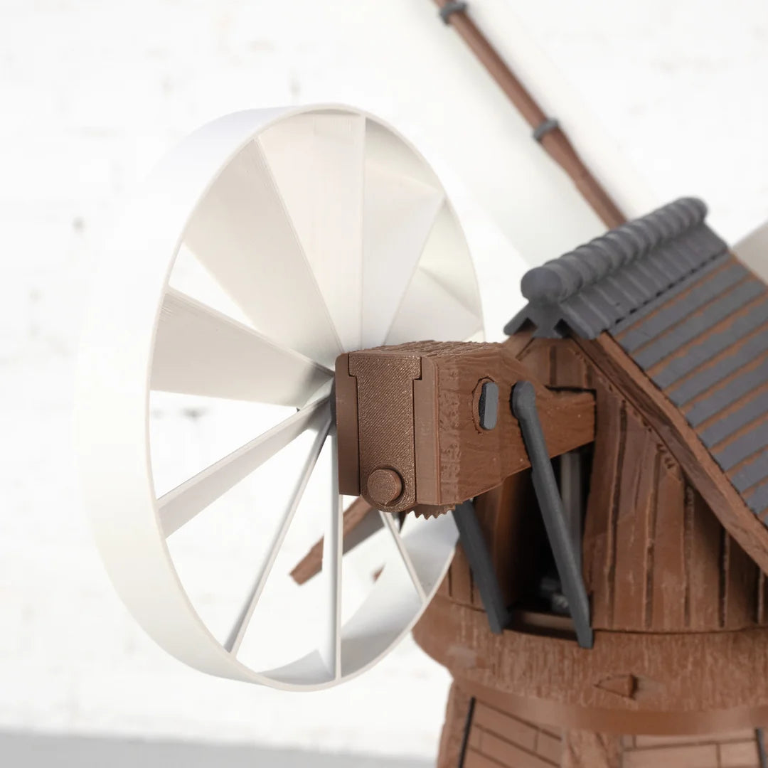 Jutland Mill Aarhus 3D-Druckmodell mit weißem Windrad und braunem Mühlenhaus