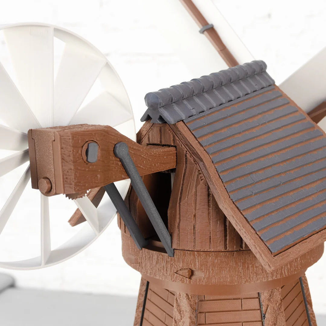 Jutland Mill Aarhus 3D-Druckmodell mit braunem Holzdesign, grauem Dach und weißen Flügeln