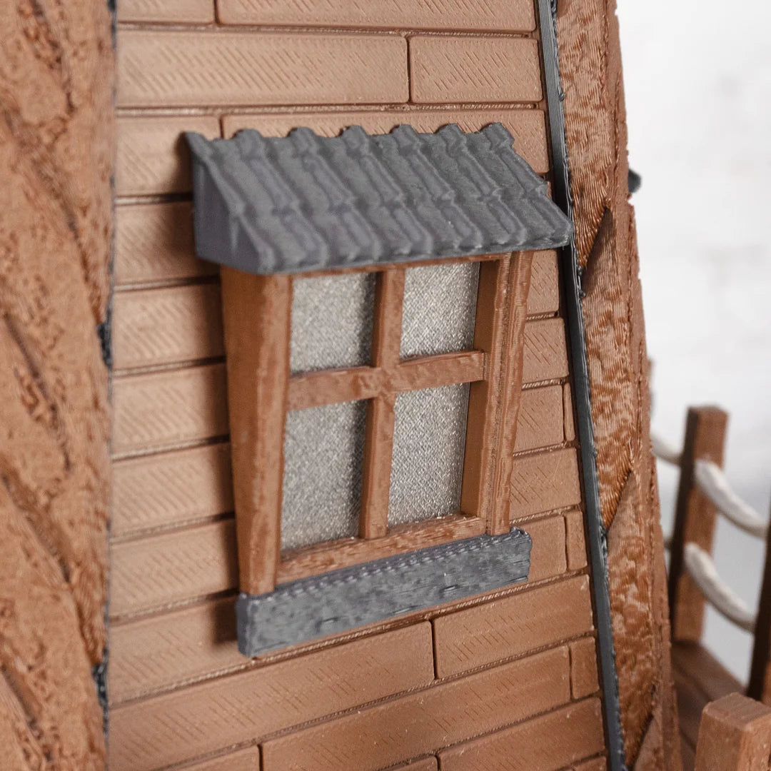 Detailaufnahme eines 3D-gedruckten Fensters mit grauem Dach an Backsteinmauer des Jutland Mill Aarhus Modellbausatzes