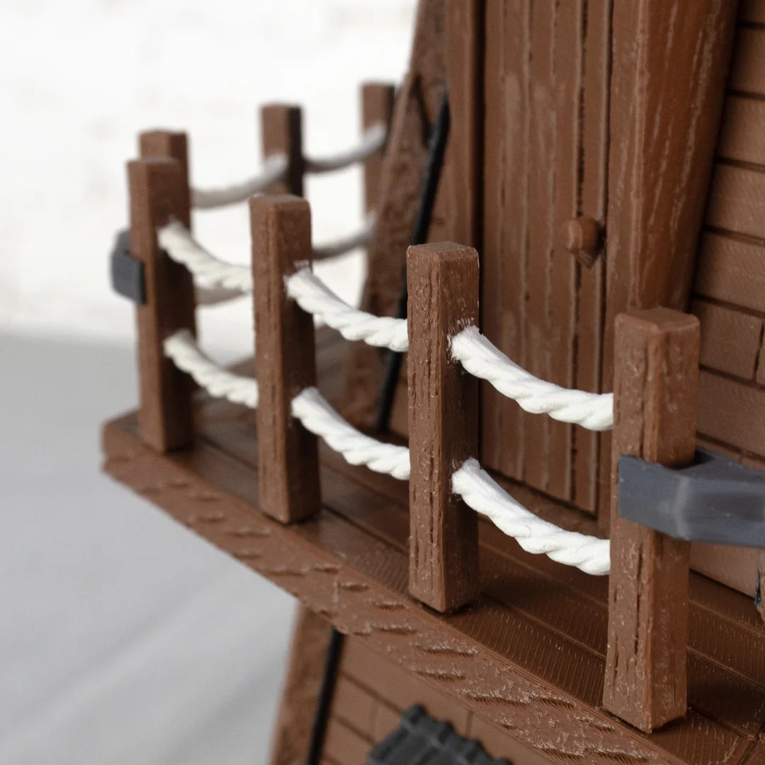 Detailliertes 3D-Druck-Modell einer Holzmühle mit weißen Seilen und braunen Holzbalken
