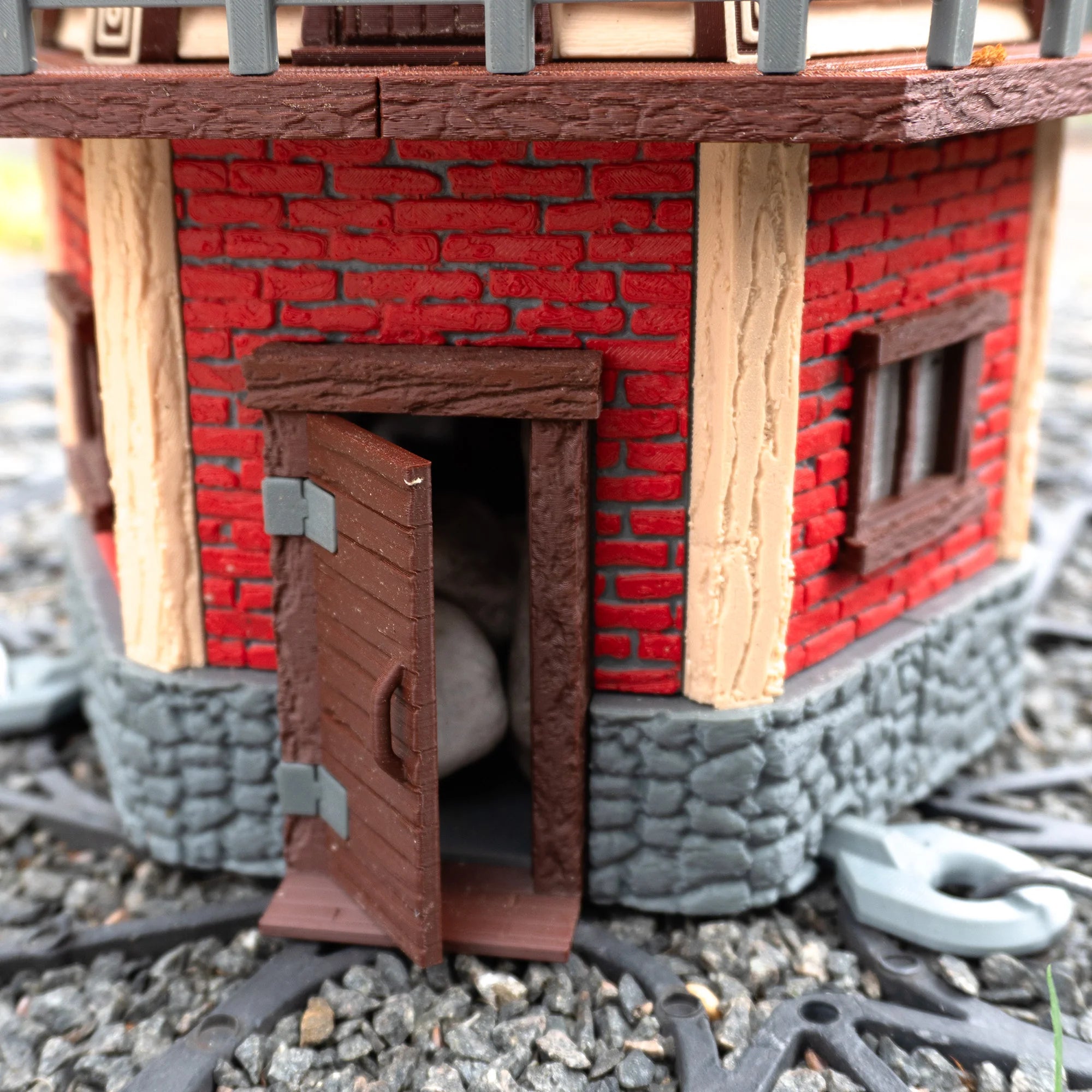 Jutland Mill Brande 3D-Druckmodell mit roten Backsteinen, Holzbalken und brauner Tür