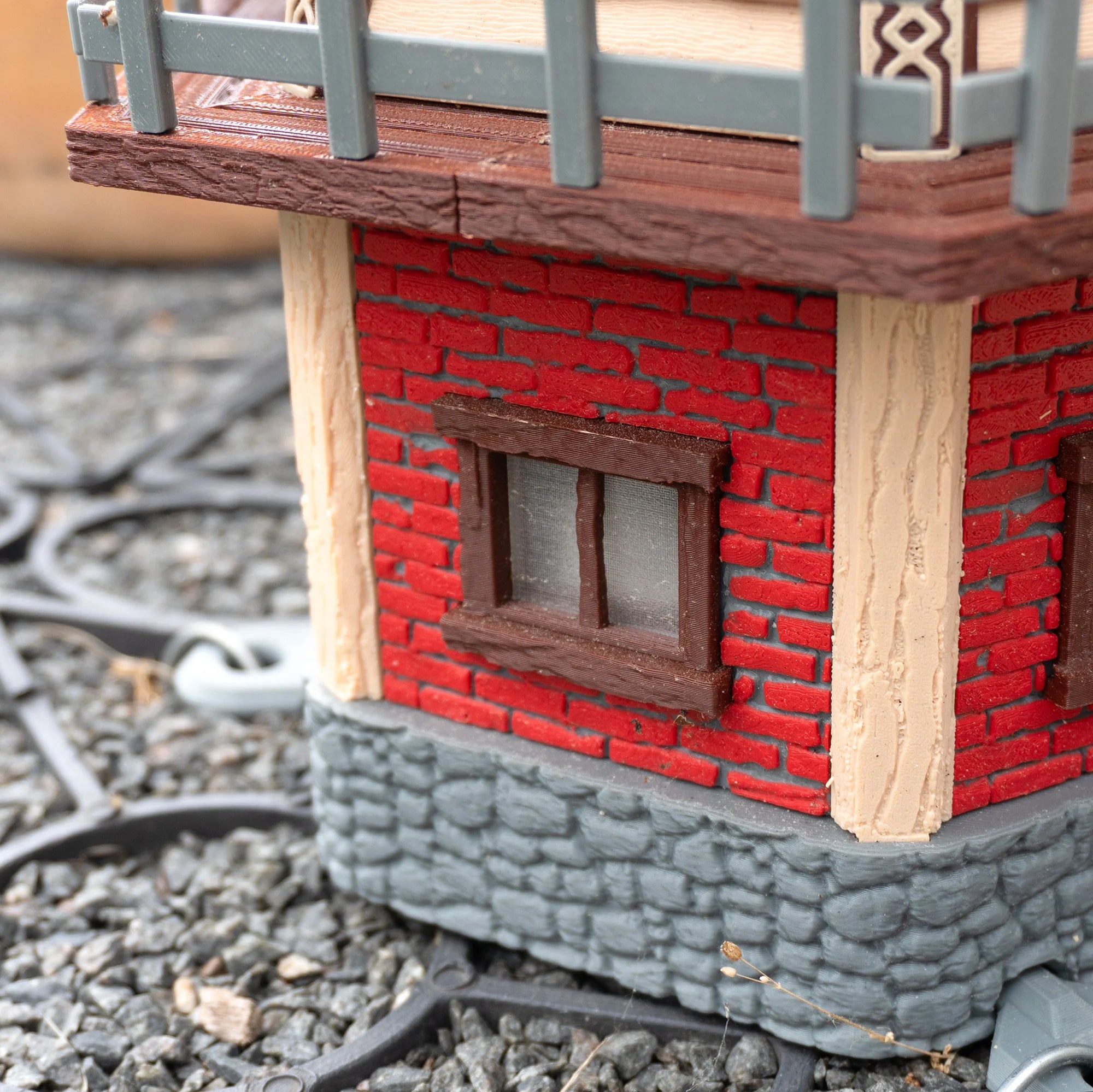 Jutland Mill Brande 3D-Druckmodell mit roten Backsteinen, Holzbalken und Steinbasis
