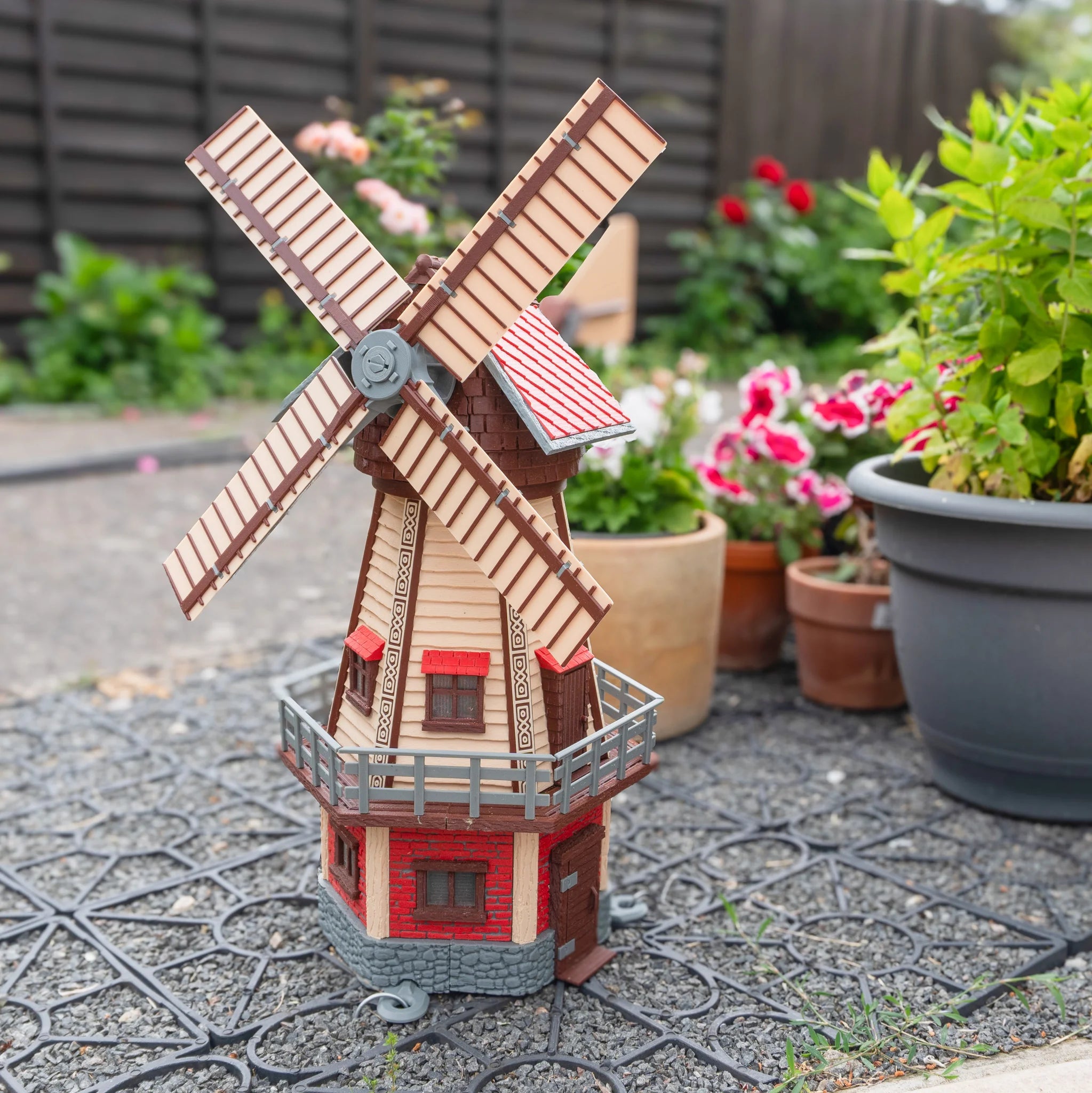 Jutland Mill Brande 3D-Druckmodellbausatz - Montierte Windmühle in Garten mit Blumentöpfen